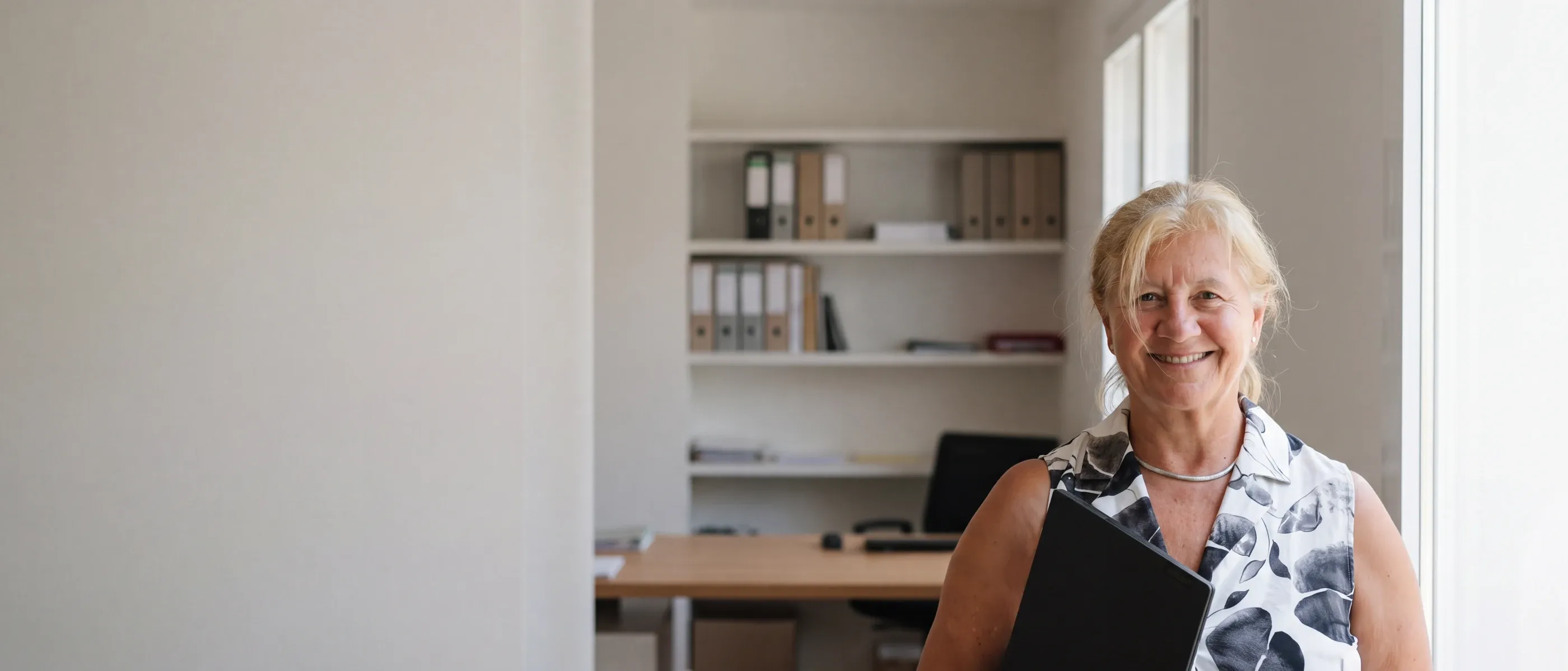 Montserrat Aluja, agent d’assegurances exclusiva de fiatc, a la seva oficina de Sabadell